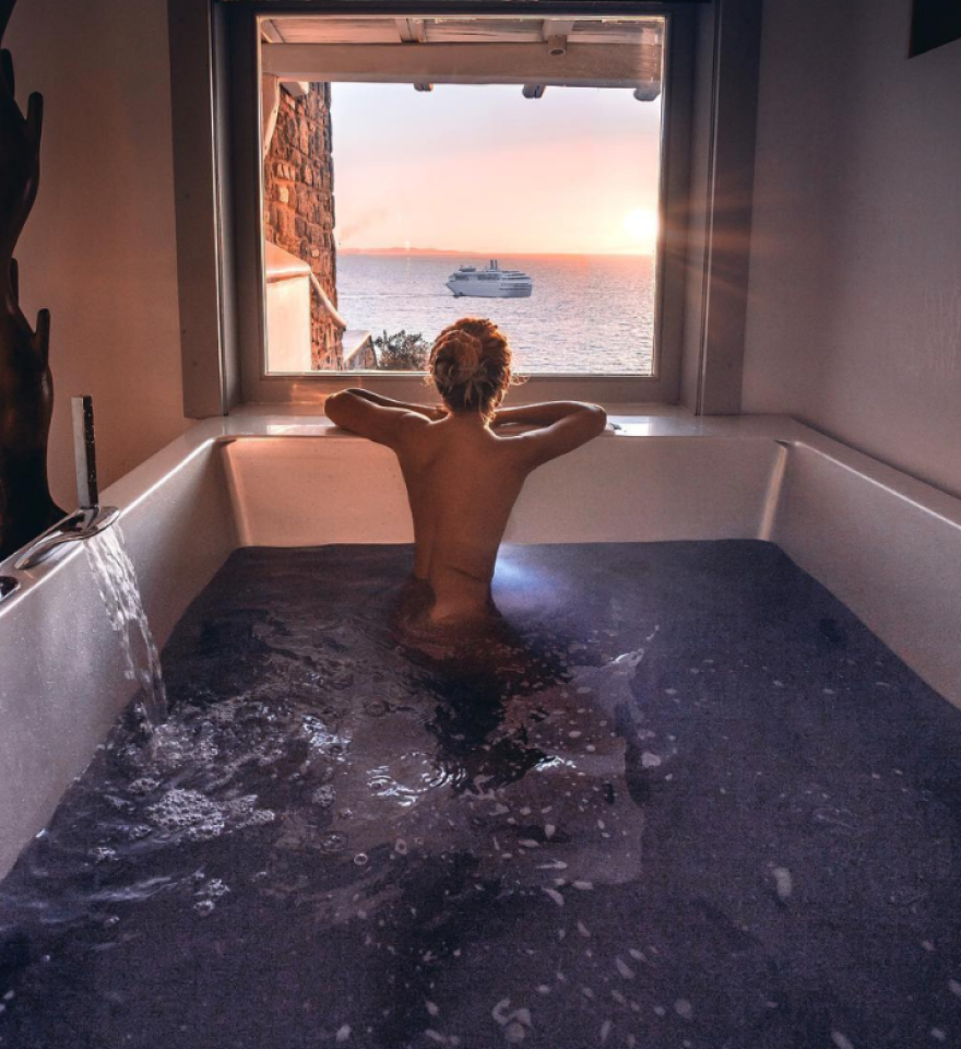 Οι πιο διάσημοι travel bloggers λατρεύουν Μύκονο και Σαντορίνη