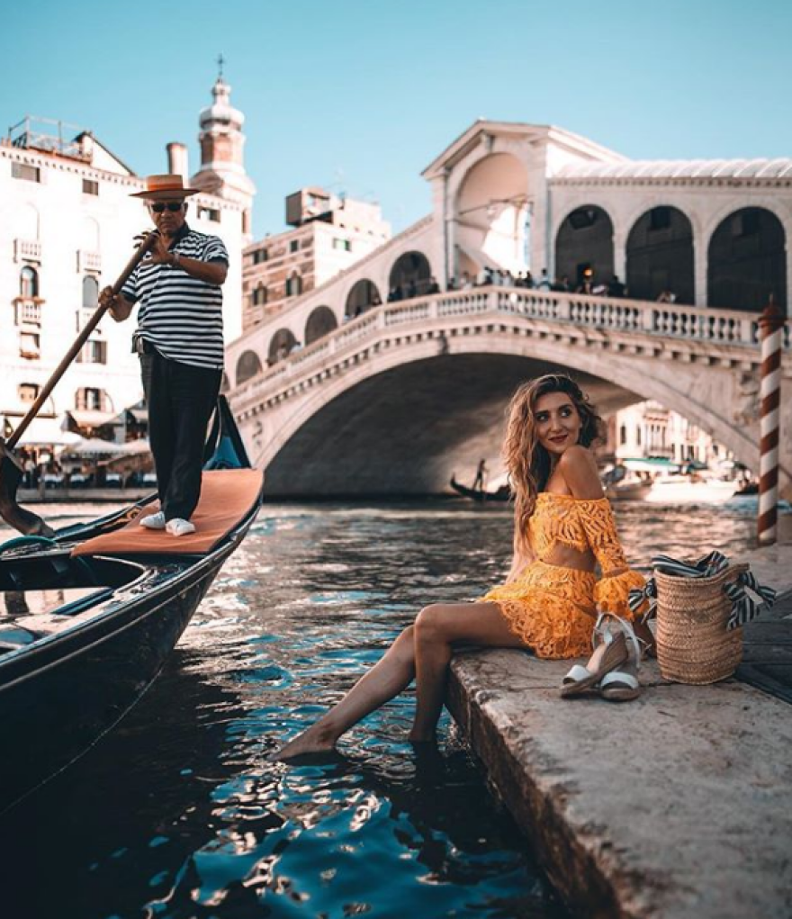 Οι πιο διάσημοι travel bloggers λατρεύουν Μύκονο και Σαντορίνη