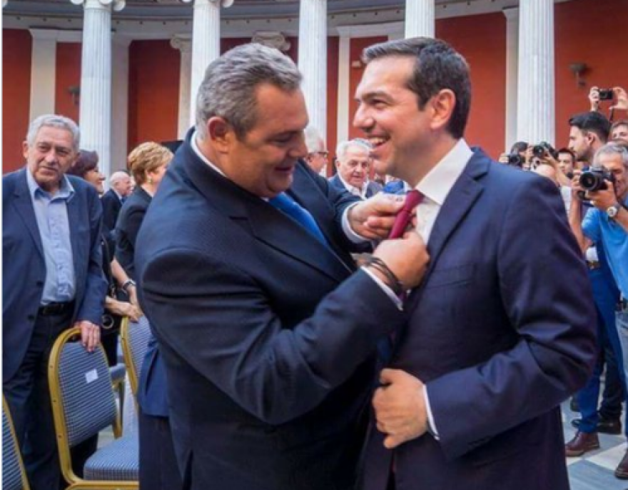  Γιατί δεν πήγε ο Τσακαλώτος στη φιέστα με τη γραβάτα