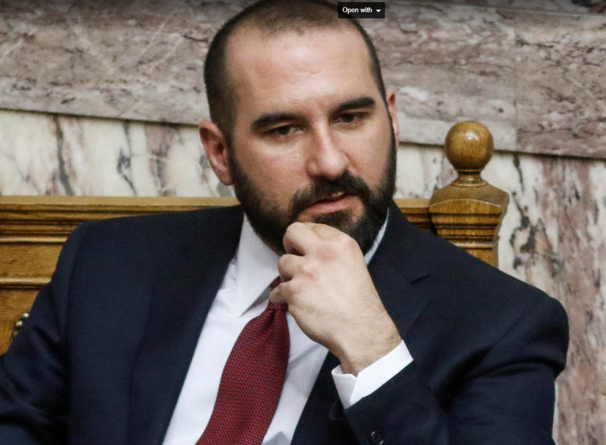 Με δανεική γραβάτα από τον Τζανακόπουλο, ο Τσίπρας στο Ζάππειο 