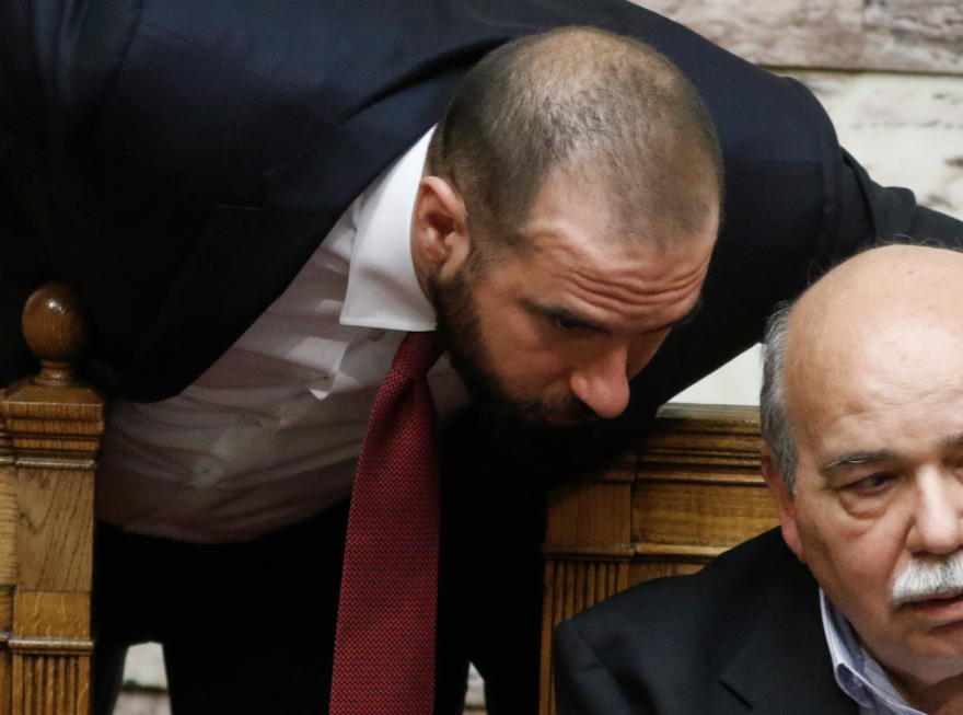 Με δανεική γραβάτα από τον Τζανακόπουλο, ο Τσίπρας στο Ζάππειο 