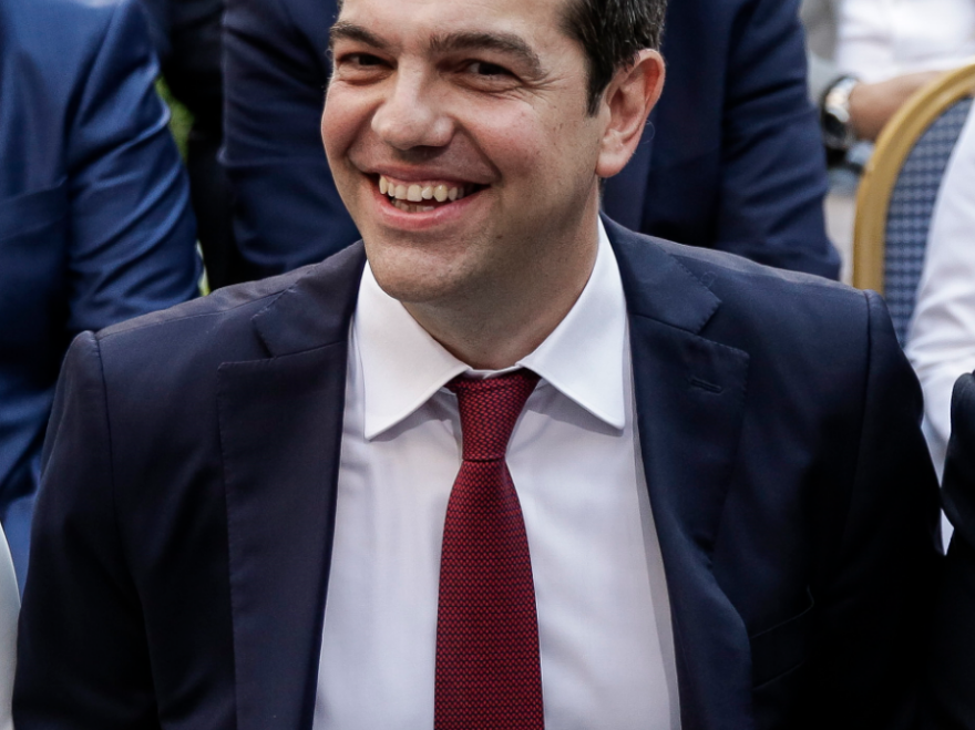 Με δανεική γραβάτα από τον Τζανακόπουλο, ο Τσίπρας στο Ζάππειο 