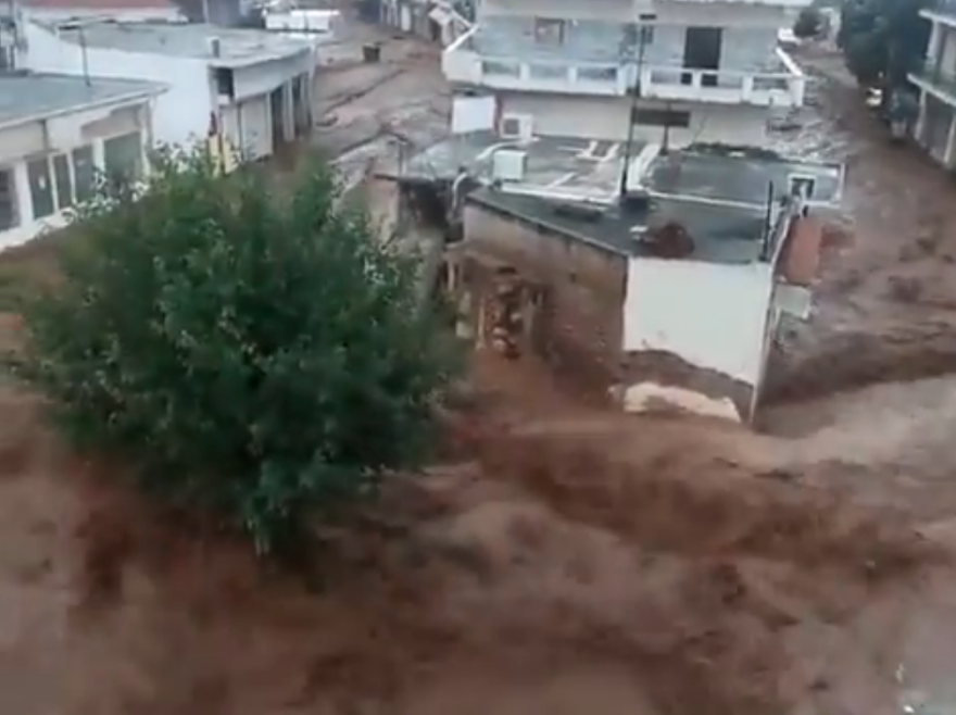 Πνίγηκε ξανά η Μάνδρα περιμένοντας τη Δούρου: Συγκλονιστικά βίντεο 