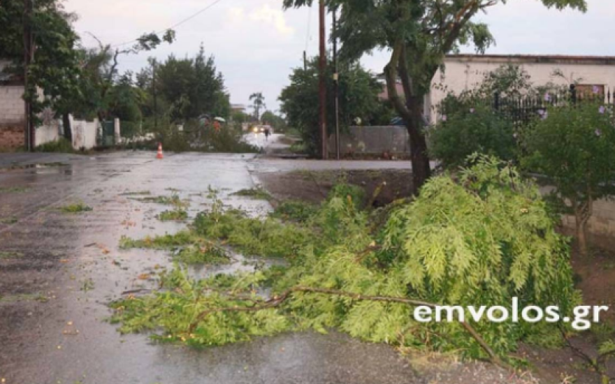 Ισχυρή ανεμοθύελλα στα Τρίκαλα Ημαθίας