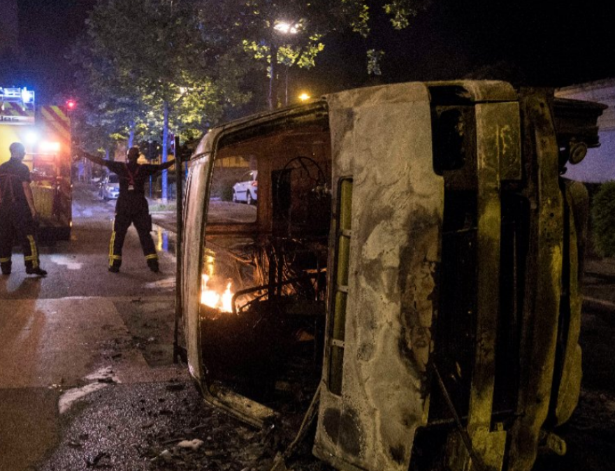 Φωτογραφίες: Τρίτη νύχτα με βίαια επεισόδια στη Νάντη της Γαλλίας 