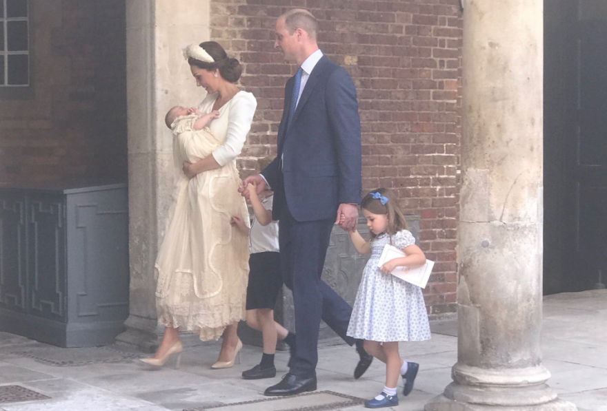 Πριγκίπισσα  Σάρλοτ: Μία...  πραγματική σταρ χαιρετά τον κόσμο στη βάπτιση του  αδελφού της, πρίγκιπα Λούις