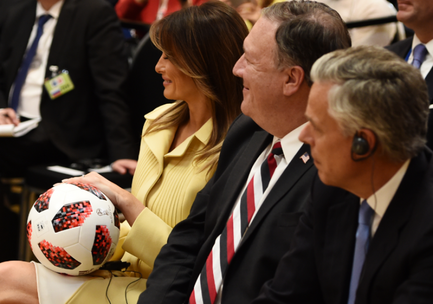Φωτογραφία: Το λάγνο βλέμμα Λαβρόφ στην πανέμορφη Μελάνια 