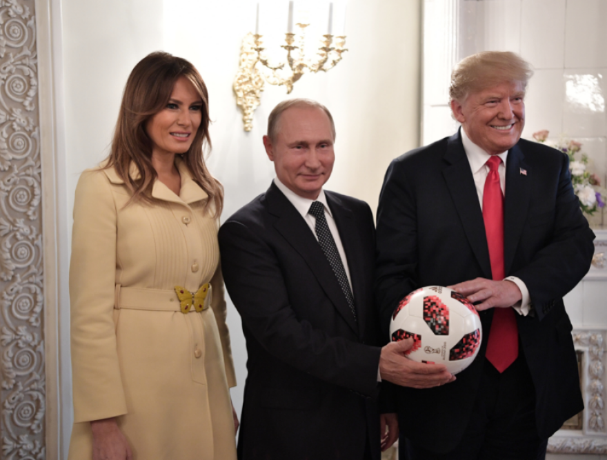 Φωτογραφία: Το λάγνο βλέμμα Λαβρόφ στην πανέμορφη Μελάνια 