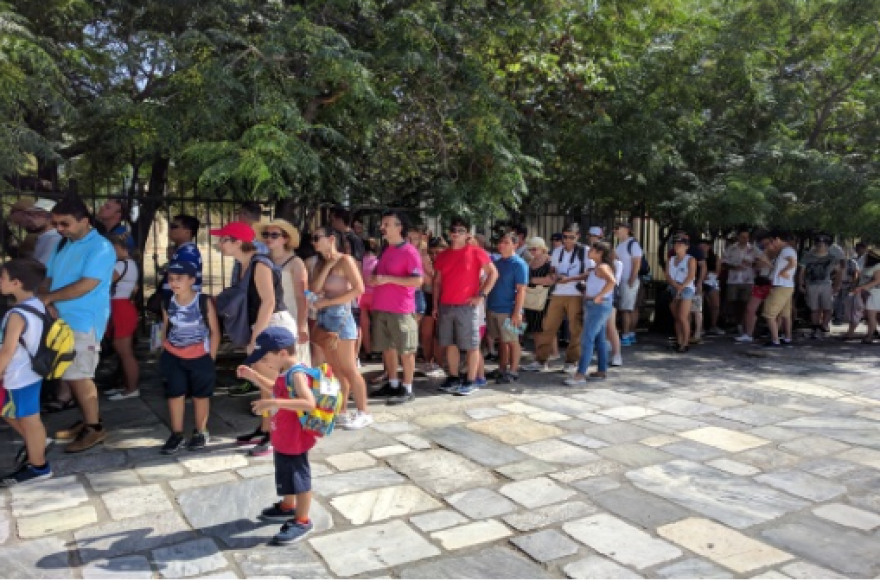 Ακρόπολη: Ουρές από τουρίστες πριν κλείσει λόγω... καύσωνα