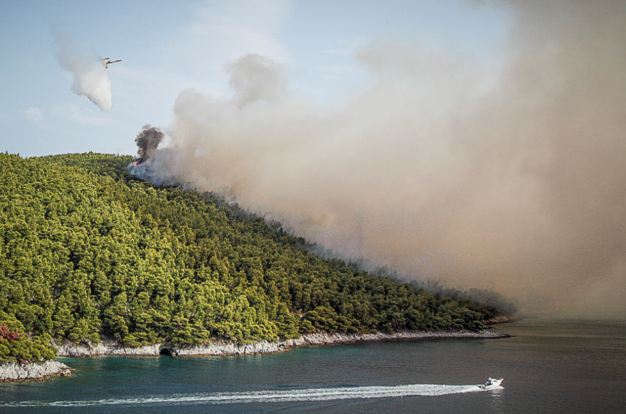 Σκόπελος: Υπό έλεγχο η μεγάλη φωτιά μετά από ολονύχτια μάχη