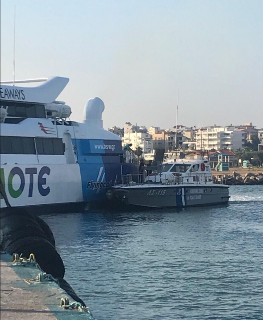 Προσέκρουσε στον λιμενοβραχίονα της Ραφήνας το Flyingcat 4 με 215 επιβάτες