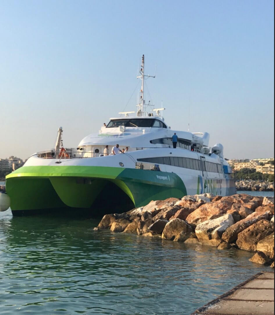 Προσέκρουσε στον λιμενοβραχίονα της Ραφήνας το Flyingcat 4 με 215 επιβάτες
