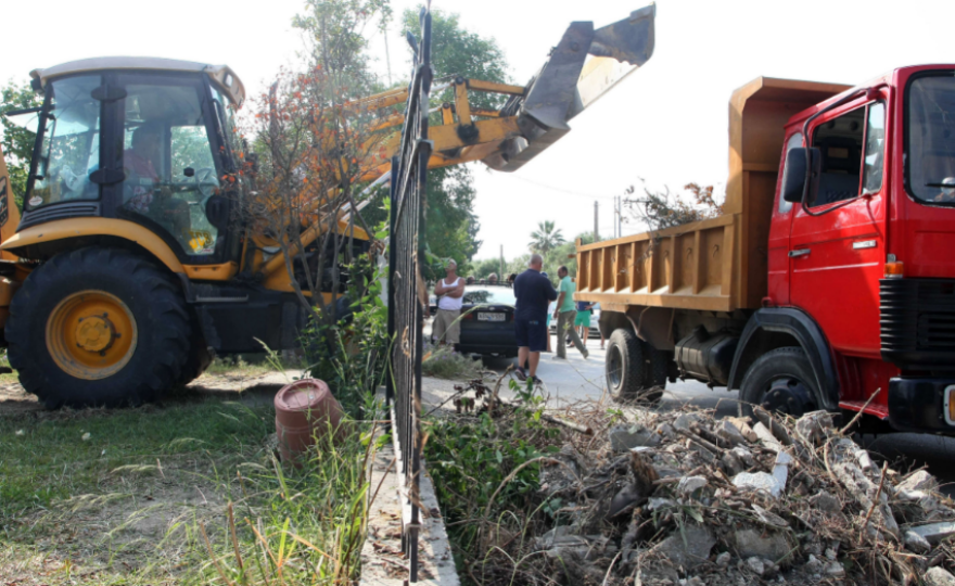 Φωτογραφίες: Η πρώτη κατεδάφιση αυθαιρέτου... μια μάντρα στην Κασσάνδρα Χαλκιδικής