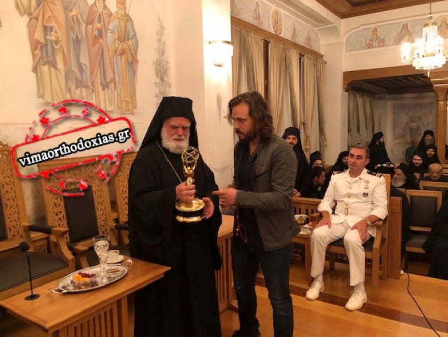 Άγιο Όρος: Αστέρας του Χόλιγουντ χάρισε το βραβείο ΕΜΜΥ που είχε κερδίσει, στη Μονή Βατοπαιδίου