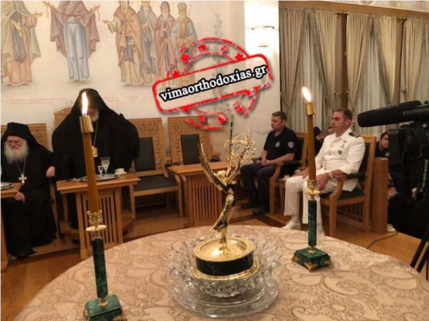 Άγιο Όρος: Αστέρας του Χόλιγουντ χάρισε το βραβείο ΕΜΜΥ που είχε κερδίσει, στη Μονή Βατοπαιδίου