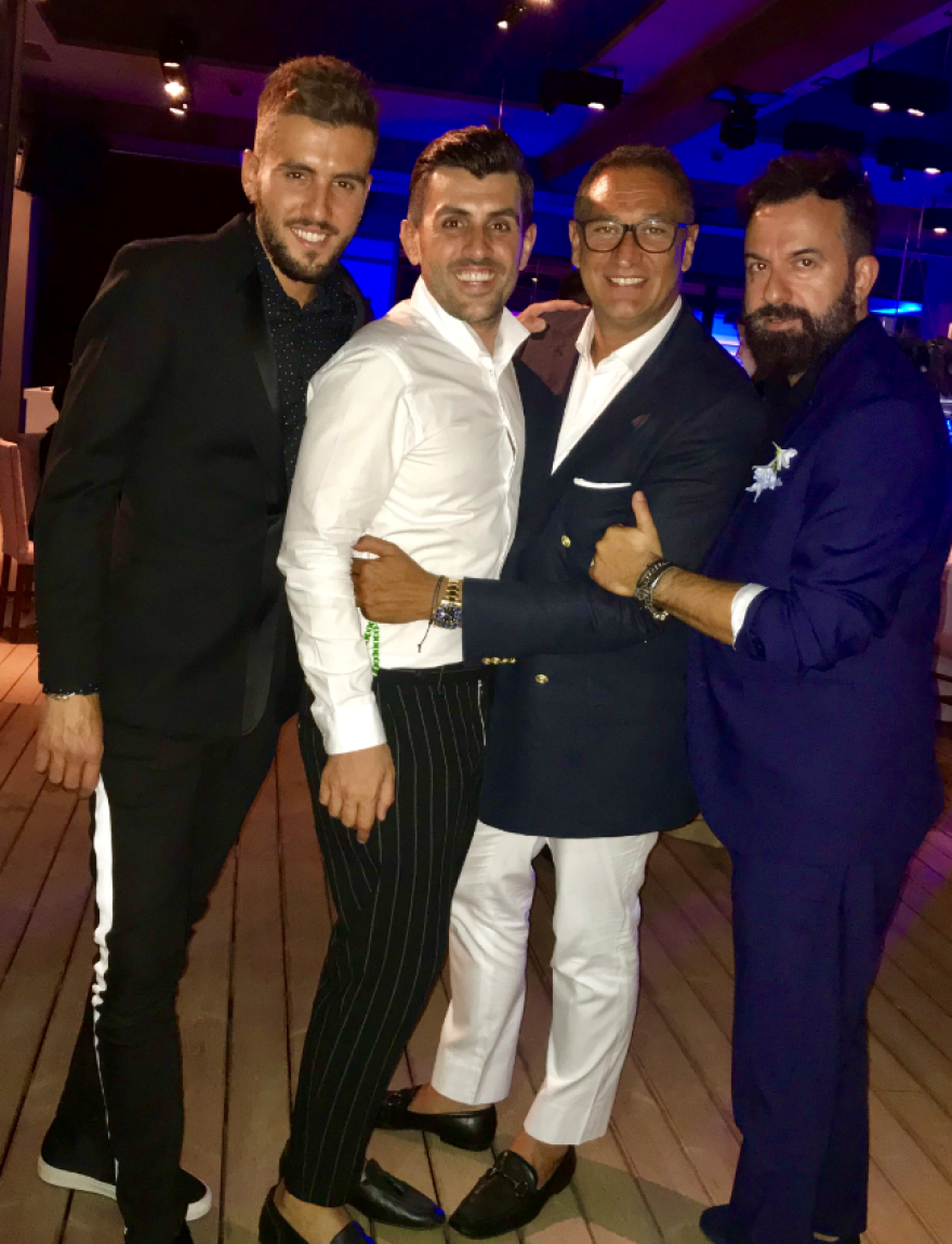 Φωτογραφίες: Χόρεψαν το χορό του Ησαΐα με κουμπάρο τον Γιώργο Ντάβλα