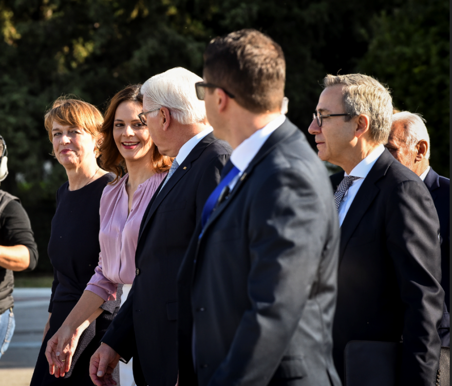 Στάινμαϊερ: Στο μνημείο του Αγνώστου Στρατιώτη, συνοδευόμενος από την Έφη Αχτσιόγλου