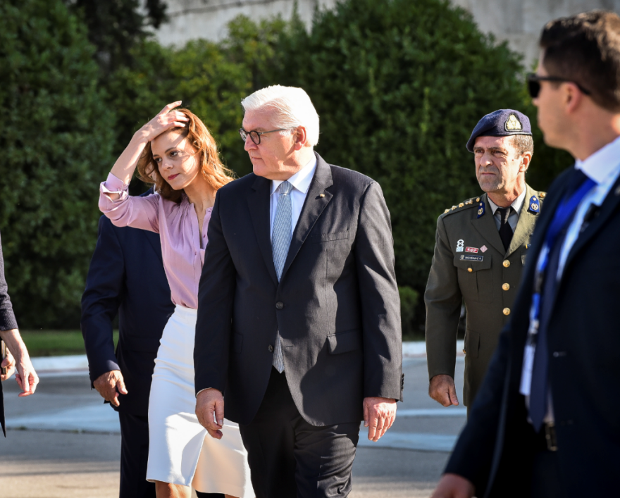 Στάινμαϊερ: Στο μνημείο του Αγνώστου Στρατιώτη, συνοδευόμενος από την Έφη Αχτσιόγλου