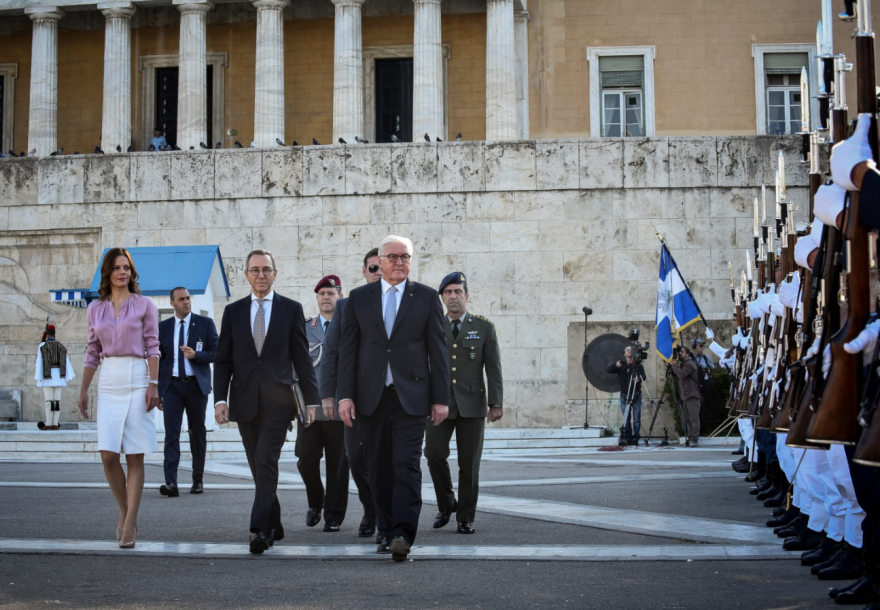 Στάινμαϊερ: Στο μνημείο του Αγνώστου Στρατιώτη, συνοδευόμενος από την Έφη Αχτσιόγλου