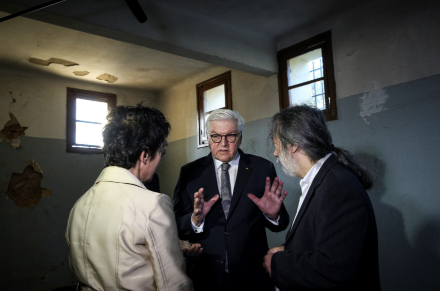 Συμβολική επίσκεψη Στάινμαϊερ στο στρατόπεδο Χαϊδαρίου