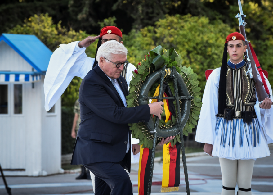 Στάινμαϊερ: Στο μνημείο του Αγνώστου Στρατιώτη, συνοδευόμενος από την Έφη Αχτσιόγλου