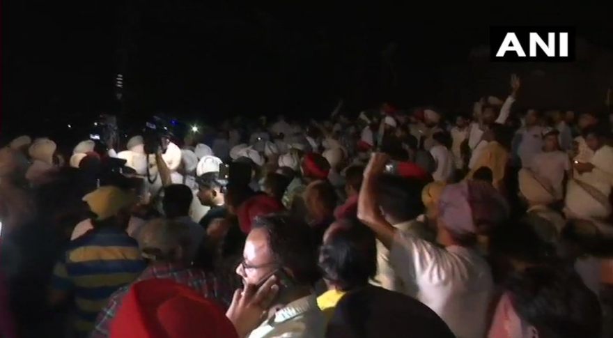 Κόλαση στην Ινδία: Τρένο έπεσε πάνω σε πλήθος - Τουλάχιστον 60 νεκροί