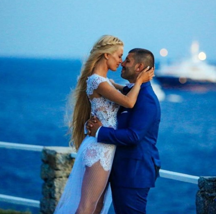 Bικτώρια Καρύδα: Ο λαμπερός γάμος στη Μύκονο, τα καλλιστεία και η δολοφονία του συζύγου της 