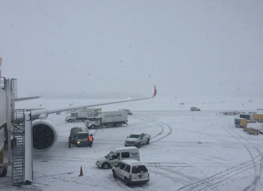 Εντυπωσιακές εικόνες: Ξαφνική χιονοθύελλα «έντυσε» στα λευκά τη Νέα Υόρκη