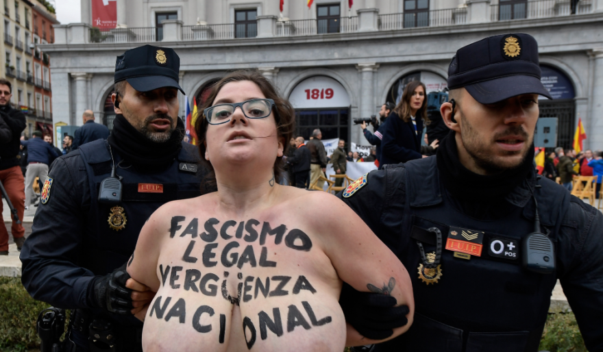 Ισπανία: Γυμνόστηθες Femen σταμάτησαν πορεία υπέρ του δικτάτορα Φράνκο