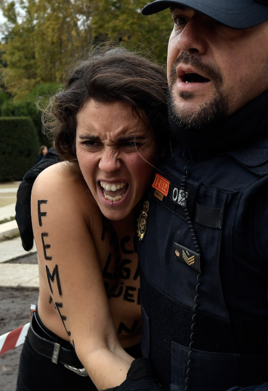 Ισπανία: Γυμνόστηθες Femen σταμάτησαν πορεία υπέρ του δικτάτορα Φράνκο