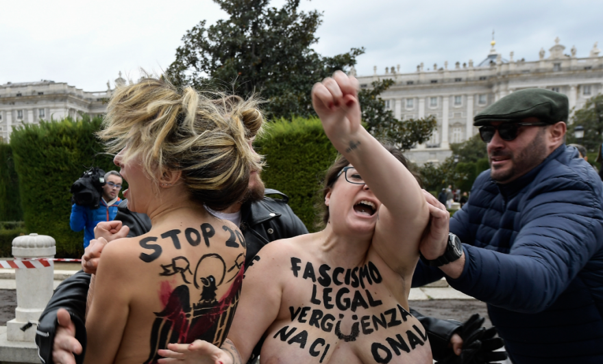 Ισπανία: Γυμνόστηθες Femen σταμάτησαν πορεία υπέρ του δικτάτορα Φράνκο