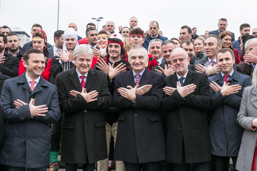 Νέα αλβανική πρόκληση: Ζητούν εξηγήσεις από τον δήμαρχο που κάλυψε τα έξοδα της κηδείας του Κατσίφα!