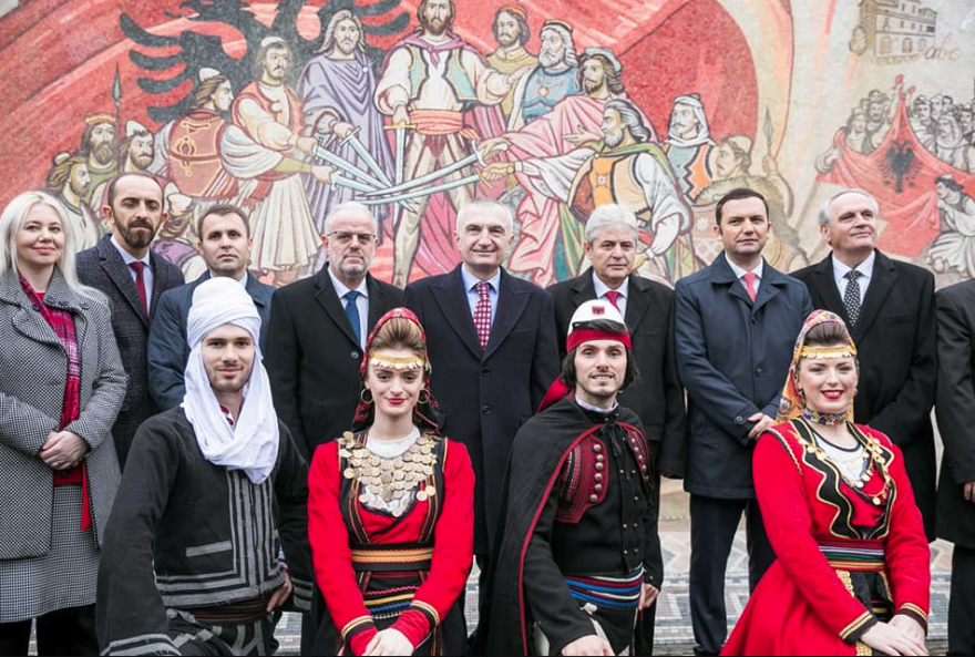 Νέα αλβανική πρόκληση: Ζητούν εξηγήσεις από τον δήμαρχο που κάλυψε τα έξοδα της κηδείας του Κατσίφα!