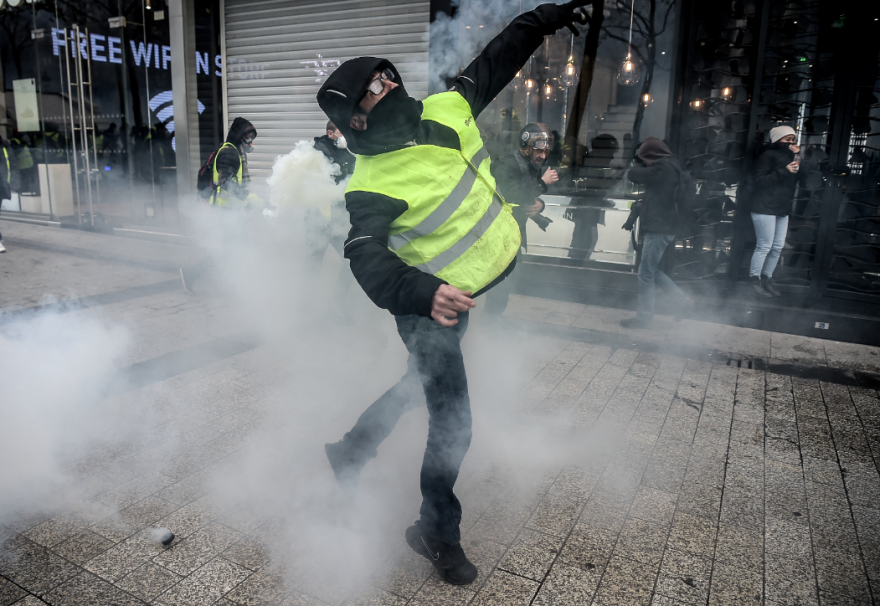 Γαλλία: Η αστυνομία ρίχνει δακρυγόνα στους διαδηλωτές του κινήματος #ΝousToutes