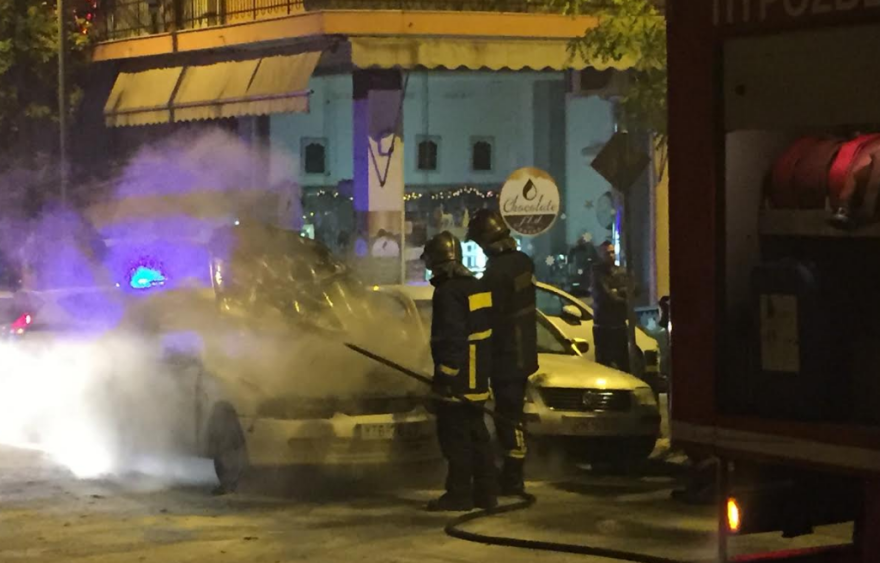 Παγκράτι: Φωτιά σε αυτοκίνητο τα ξημερώματα - Φωτογραφίες 