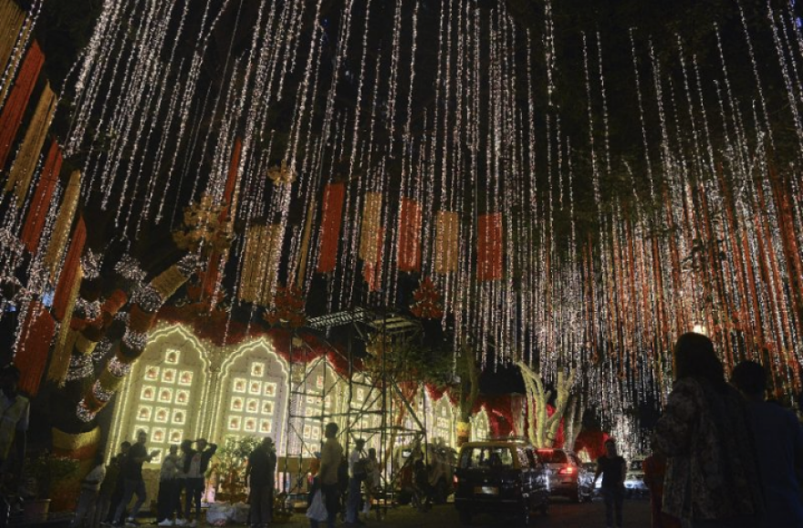 Βίντεο-υπερπαραγωγή: Η Χίλαρι Κλίντον χορεύει σε ρυθμό... Μπόλιγουντ σε γάμο Ινδού μεγιστάνα