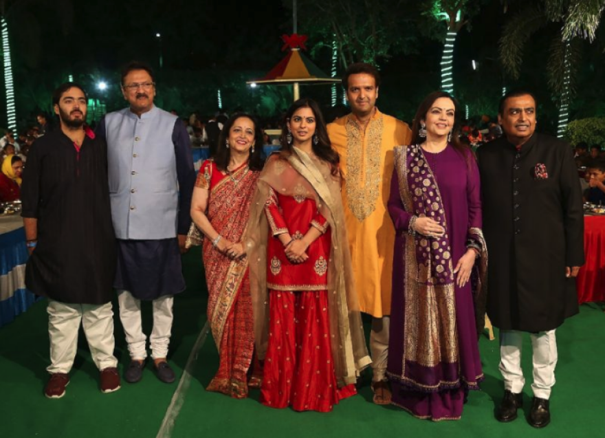 Βίντεο-υπερπαραγωγή: Η Χίλαρι Κλίντον χορεύει σε ρυθμό... Μπόλιγουντ σε γάμο Ινδού μεγιστάνα