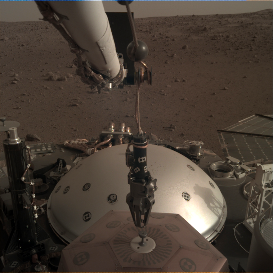 Φωτογραφίες: Το Insight τοποθετεί σεισμόμετρο στην επιφάνεια του Άρη