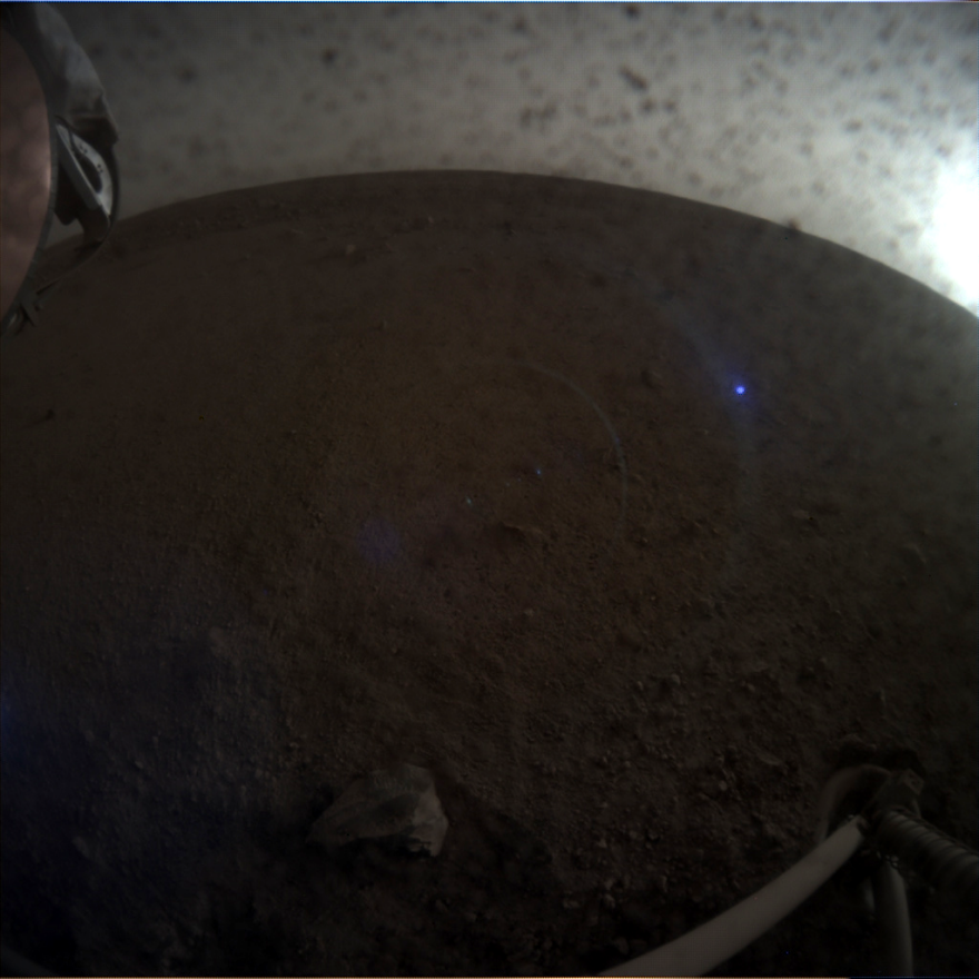 Φωτογραφίες: Το Insight τοποθετεί σεισμόμετρο στην επιφάνεια του Άρη