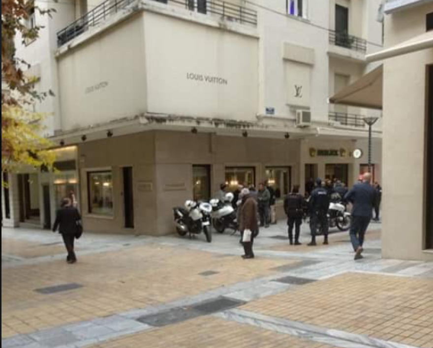 Ληστής υποδύθηκε τον πελάτη και άρπαξε 40 Rolex από κοσμηματοπωλείο στη Βουκουρεστίου 