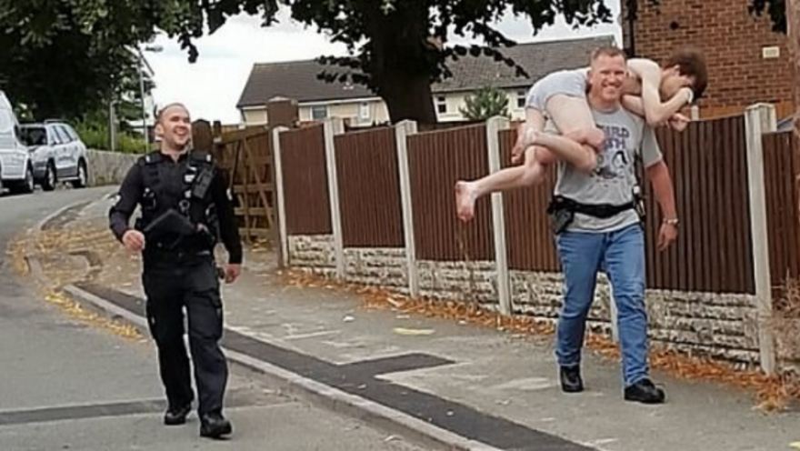 Αστυνομικός κουβαλάει στους... ώμους του ημίγυμνο ύποπτο για εμπόριο ναρκωτικών (pic)
