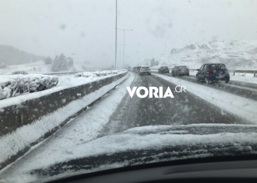 Καιρός: Σοβαρά προβλήματα από την επέλαση του χιονιά - Κλειστοί δρόμοι και διακοπές ρεύματος
