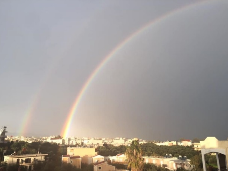 Κρήτη: Διπλό ουράνιο τόξο έκανε την εμφάνισή του στον ουρανό των Χανίων