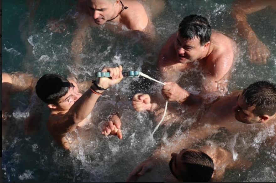 Κρήτη: Βούτηξαν με την ελληνική σημαία για να πιάσουν τον Σταυρό