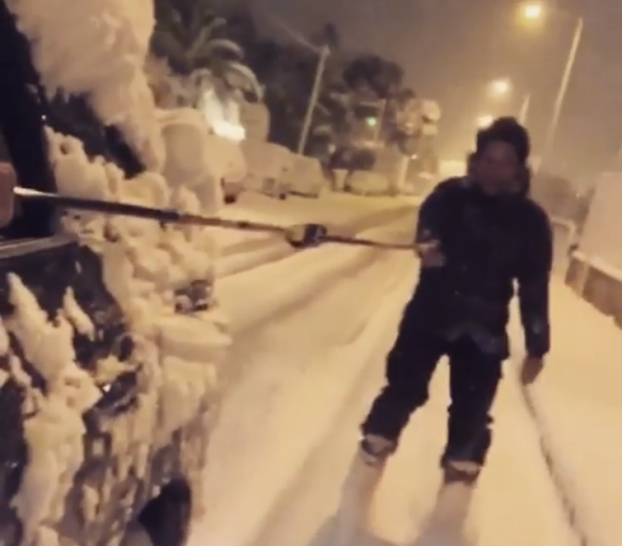 Ο Πάνος Βλάχος κάνει επικίνδυνα παιχνίδια στο χιόνι - Τον τραβάνε από ΙΧ και αυτός κάνει σκι