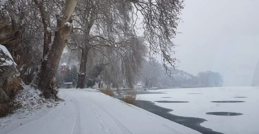 Φωτογραφίες: Πάγωσε η λίμνη της Καστοριάς 