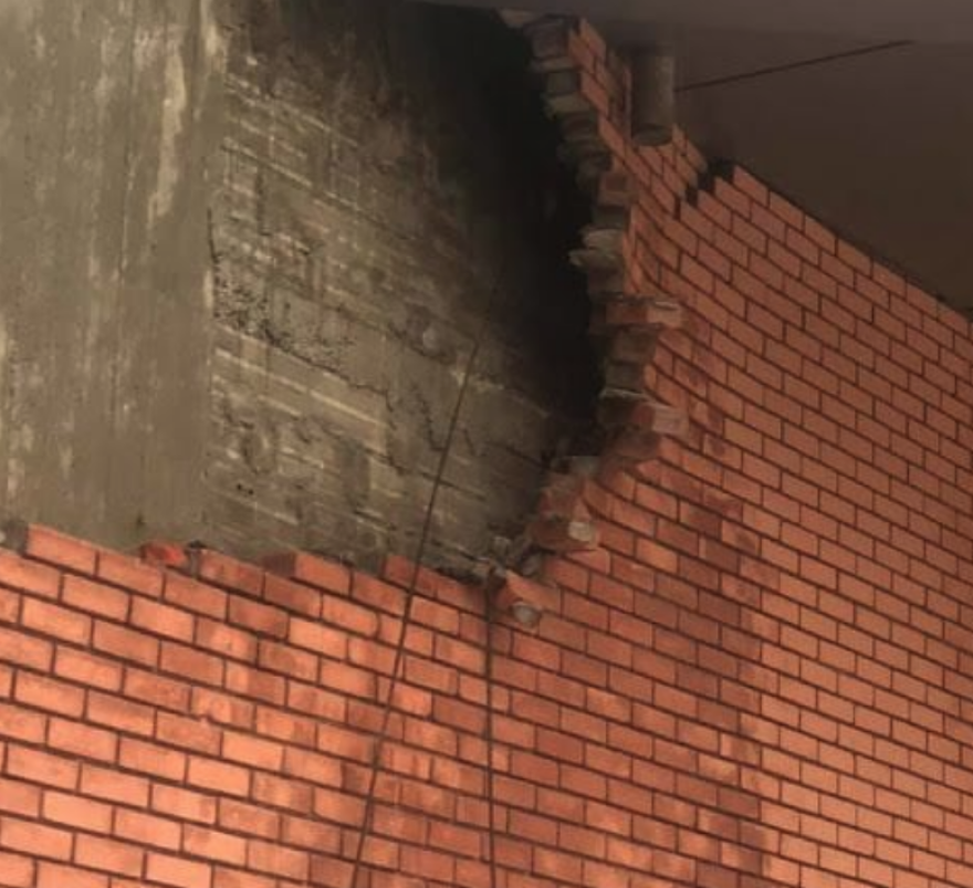 Χαλκιδική: Κατέρρευσε ο εξωτερικός τοίχος στο Δικαστικό Μέγαρο Πολυγύρου  