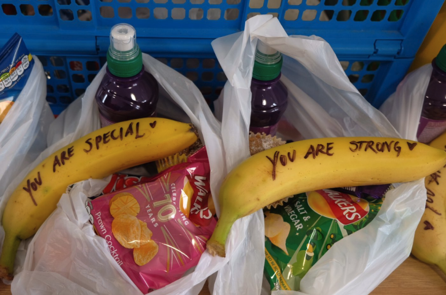 «Είσαι ξεχωριστή»: Τα μηνύματα εμψύχωσης της Μέγκαν σε εργάτριες του σεξ πάνω σε μπανάνες 