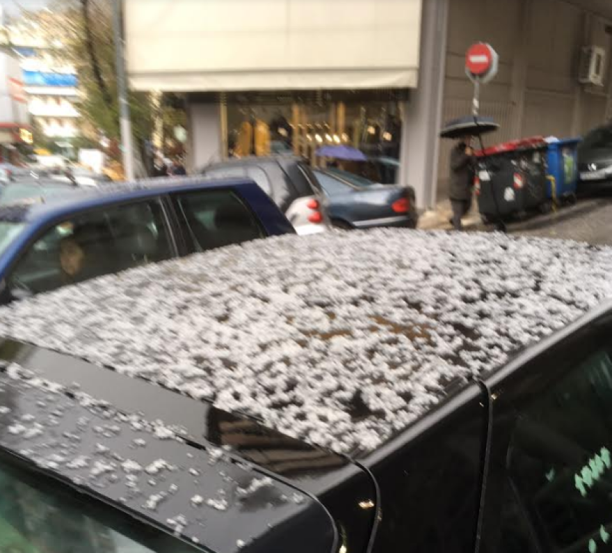 Έντονη χαλαζόπτωση στο κέντρο της Αθήνας 
