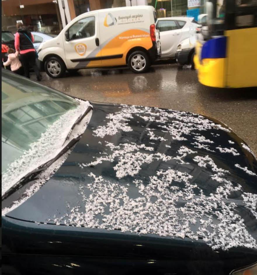 Έντονη χαλαζόπτωση στο κέντρο της Αθήνας 